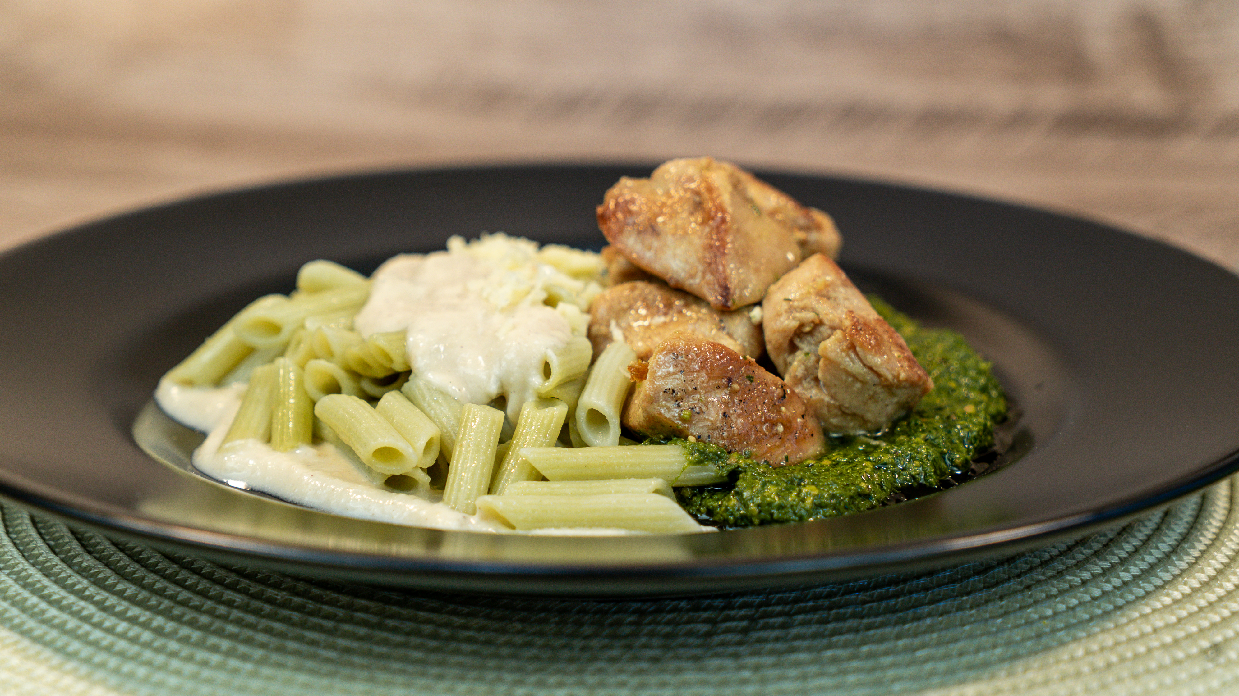 Filé de frango ao Pesto de rúcula com penne tradicional e molho três queijos.